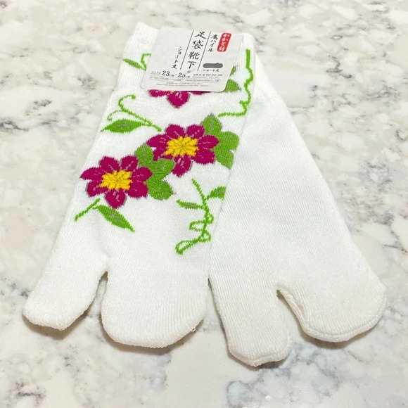 3/$20 🌸 Toe Socks - Picture 1 of 3